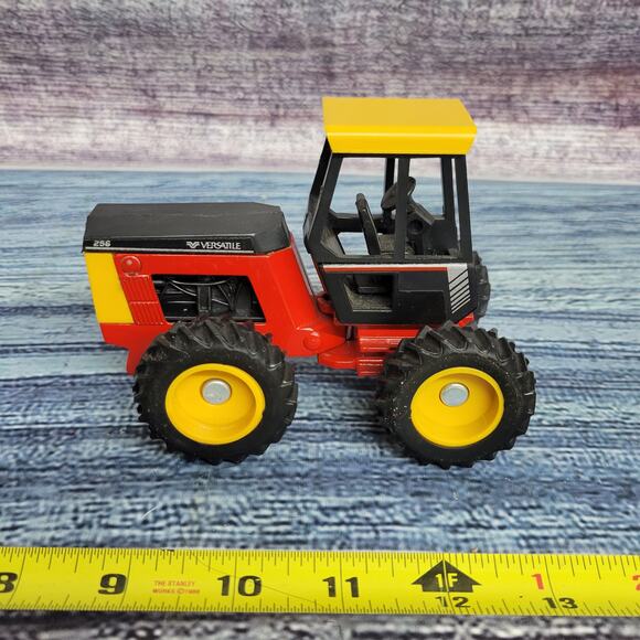 Vintage 1/32 Versatile 256 die-cast/plastic articulating 4wd tractor red/yellow - Picture 7 of 10